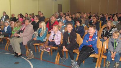 Bild: sei
Gespannt verfolgten die Kinder die Handlung. Und bei aufregenden Szenen machten die Kinder dann eifrig mit und warnten Kasperl vor dem Krokodil.