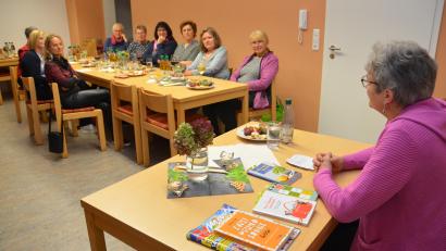 Bild: dob
Autorin Christa Vogl aus Guttenberg ist beim Frauenbund in Altenstadt zu Gast. Die Zuhörerinnen haben an diesem Abend viel zu lachen und beschenkten die Autorin mit viel Beifall.