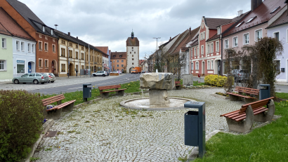 Bild: Stefanie Gradl
Im Zuge der Umgestaltung soll der Vilsecker Marktplatz an einigen Stellen aufgewertet werden.
