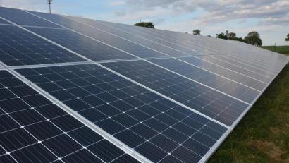Archivbild: jr
Die Diskussion um einen bei Neudorf geplanten Solarpark reißt nicht ab - auch in der Bürgerversammlung in Konnersreuth spielte das Thema eine Rolle. Das Symbolbild zeigt eine Freiflächen-Photovoltaikanlage bei Lengenfeld.