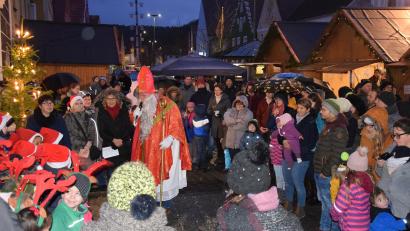 Archivbild: bö
Fast kein Durchkommen für den Hohenburger Nikolaus vor dem Rathaus. Die Kindergartenkinder hatten ihn mit adventlichen Liedern begrüßt und dafür einen Sack mit Geschenken bekommen.