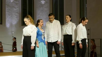 Bild: Marchl/exb
Die Oberstufenschüler des Johann-Andreas-Schmeller Gymnasiums in Nabburg inszenieren ein Literaturtheater nach Friedrich Schiller mit Erfolg.
