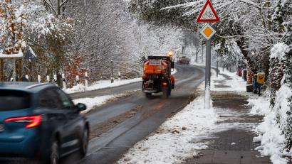 Bild: Friso Gentsch/dpa
Autofahrer müssen weiterhin mit glatten Straßen rechnen.