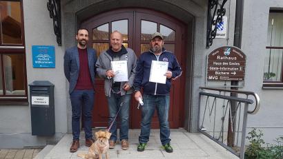 Bild: gi
Wolfgang Winkler (Mitte) wird für den 45. Aufenthalt in Moosbach durch Bürgermeister Armin Bulenda (links) geehrt, ebenso sein Sohn Thorsten, der zum 30. Mal dort Urlaub macht.