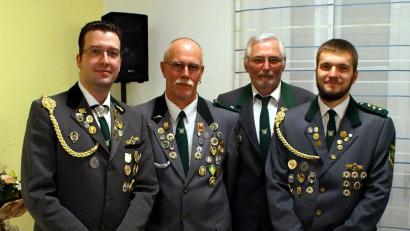 Bild: R. Kreuzer
Alexander Thiel (links) ist Vereinsmeister auf der Luftpistole, Jochen Lenkeit (Zweiter von links) auf der Aufleger-Luftpistole. Johann Frischholz (Dritter von links) und Stefan Poß (rechts) sind die Sieger auf dem Luftgewehr.