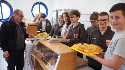 Bild: krb
Der Kuchenverkauf der Jugendfeuerwehr Neustadt/WN bei der Messe "Alles für die Frau" kommt bestens an.