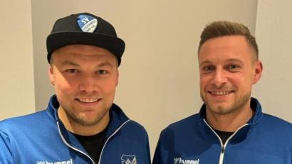 Bild: Meiler/exb
Sportlicher Leiter Patrick Meiler (links) begrüßt seinen Cousin Sebastian Bauer beim SV Freudenberg.