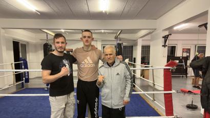 Bild: mzi
Eric Propp (Mitte) vom Boxclub Amberg überzeugte beim Nachwuchsturnier in Chemnitz. Mit im Bild die Trainer Andrej Merzliakov (links) und Ahmet Göksu.