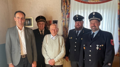 Bild: lei
Beim Geburtstagsbesuch: (von links) Bürgermeister Hans-Jürgen Strehl, Andreas Wilhelm, der Jubilar Ernst Pickel, Walter Pilhofer und Alexander Luber.
