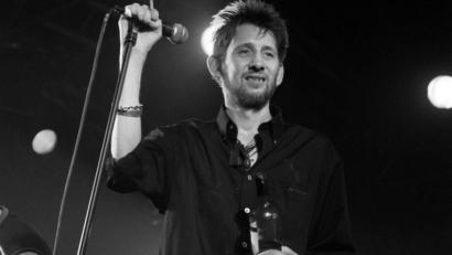 Bild: Michael Walter/PA Wire/dpa
Shane MacGowan bei einem Auftritt in London im Juli 1999. Nun ist der Sänger der Pogues mit 65 Jahren gestorben.