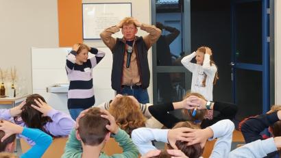 Bild: Georg Lang/exb
Franz Probst gestaltet sein Lerntraining als Event und motiviert somit sein junges Publikum zu einem begeisterten Mitmachen.