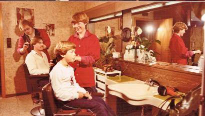 Bild: Archiv Merkl/exb
Rückblende ins Jahr 1980: Michael und Gerlinde Merkl schneiden jungen Kunden die Haare.