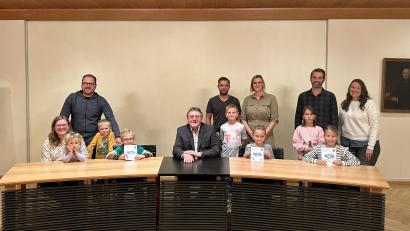 Bild: Stefanie Gradl
Die glücklichen Gewinner, hier mit ihren Geschwistern und Eltern, erhalten die Badkarten (vorn, von rechts): Antonia Englhardt, Marie Schreiner, Bürgermeister Hans-Martin Schertl und Raphael Winkler mit Schwester Hannah und Mama Christine.