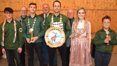 Bild: jr
Neue Könige hat der Schützenverein Großensees gekürt. Im Bild von links Felix Grillmeier, Schützenmeister Erich Völkl, der neue Jugendkönig Fabian Ockl, Bürgermeister Johann Burger, der neue Schützenkönig Bernhard Voit, Vorsitzender Helmut Kipferl, Sarah Haberkorn und Bambini-König Elias Werner.