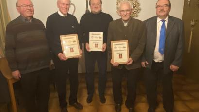 Bild: Josef Glas
Obmann Andreas Zinkl (rechts) und Pfarrer Wilhelm Bauer (links) danken Altbürgermeister Horst Robl (Zweiter von links), Michael Schönberger und Alois Gürtler für die Treue.