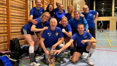 Bild: Michael Klement/exb
Das Team „SCEskalation“ aus Schwandorf/Ettmannsdorf hat den AKW-Volley-Cup 2023 in Schnaittenbach gewonnen.