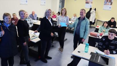 Bild: Kunz
Präsidentin Ulrike Küblbeck, Hilfswerk-Chefin Simone Schaller und Günter Reiß überreichen 2000 Euro zugunsten von Sprachkursen für Flüchtlinge aus der Ukraine.
