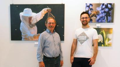 Bild: Sabine Singer/exb
Hier ist der Künstler Georg Birner (links) mit Kurfürstenbad Amberg-Bäder-Fachangestellten Daniel Wanninger zu sehen.