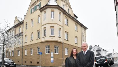 Bild: Petra Hartl
Wo einst Ritter von Möhl residierte und als General die Soldaten in der nahe gelegenen Kaiser-Wilhelm-Kaserne befehligte, hat seit 1983 die Rechtsanwaltskanzlei Dr. Wilfurth im herrschaftlichen Gebäude an der Ludwigstraße ihren Sitz. Ab 1991 zählte auch Konrad Wilfurths Ehefrau, Dr. Andrea Winkler-Wilfurth (links), zum Anwaltsteam und den Stützen ihres Mannes im Betrieb. Heute hat die Kanzlei zehn Anwälte in ihren Reihen.