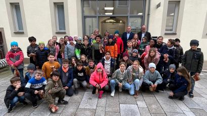 Bild: Grund- und Mittelschule Kemnath/exb
Die Schüler der Grund- und Mittelschule Kemnath statteten Bürgermeister Roman Schäffler einen Besuch ab.