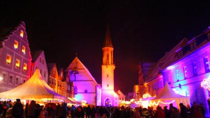 Bild: stg
Die Kemnather Altstadt präsentierte sich am Freitagabend farbenfroh illuminiert.