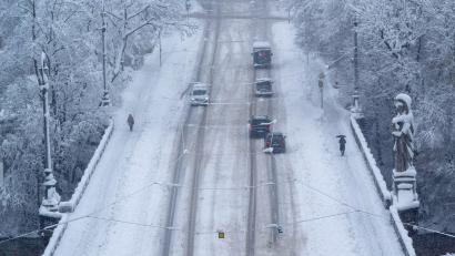 Bild: Peter Kneffel/dpa
Passanten und Autos bahnen sich ihren Weg über die Maximiliansbrücke.