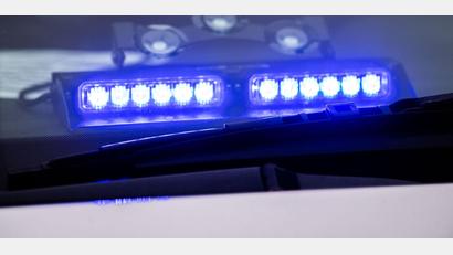 Bild: Lino Mirgeler/dpa/Symbolbild
Ein Blaulicht leuchtet unter der Frontscheibe eines Einsatzfahrzeugs der Polizei.