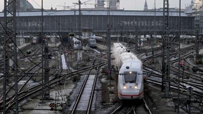 Bild: Felix Hörhager/dpa
Der Zugverkehr von und zum Hauptbahnhof in München wurde zunächst eingestellt.