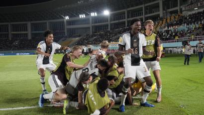 Bild: Achmad Ibrahim
Die deutsche U17 ist Fußball-Weltmeister. Die deutschen Spieler feiern.