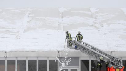 Symbolbild: Fredrik von Erichsen
In Straubing muss das Dach des Eisstadions geräumt werden.