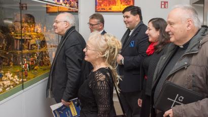 Bild: Thomas Sporrer
Bischof Rudolf Voderholzer (links) fiel in der Tirschenreuther Krippenausstellung gleich die neue Schön-Krippe ins Auge. Marianne Stangl, Vorsitzende der Krippenfreunde Tirschenreuth, (Zweite von links) machte den Bischof auf die Besonderheiten der Krippen aufmerksam.