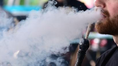 Symbolbild: Bernd Weißbrod/dpa
Eine Wasserpfeife, genannt Shisha, wird längst nicht mehr nur im orientalischen Kulturkreis geraucht. Das belegen zahlreiche Shisha-Bars in deutschen Städten. Eine davon hat in Weiden der Inhaber zweckentfremdet. Er hat dort in größerem Stil Drogen verkauft und musste bald wieder schließen. Der Prozess gegen ihn und seine Helfer beginnt nächste Woche.