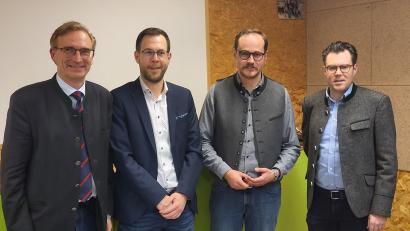 Bild: Tobias Ehrenfried/exb
MdL Alexander Flierl, Steuerberater Michael Kraus, Versicherungsspezialist Tobias Ehrenfried und Rechtsanwalt Peter Pirzer (von links) informierten über Besonderheiten einer Hofübergabe in der Landwirtschaft.
