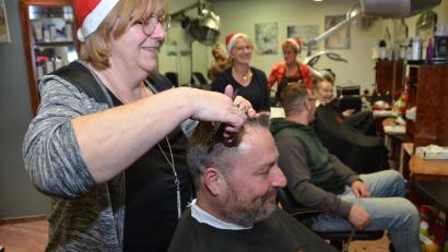 Bild: dob
Die Stimmung im Friseurstudio ist bestens.