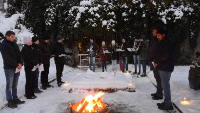 Bild: bey
Die Ministranten trugen zum Beginn der Adventszeit passende Text vor, die neue Klarinettengruppe umrahmte die kurze Andacht an der Ölbergrotte mit weihnachtlichen Stücken.