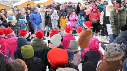 Bild: kro
Viele Zuhörer hatten die Mädchen und Buben des Städtischen Kinderhauses „Tausendfüßler“, die den idyllischen Weihnachtsmarkt mit Gesang eröffneten.