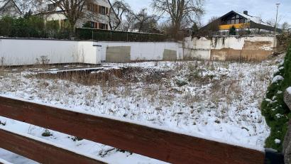 Bild: Gabi Schönberger
Im Hopfenweg 13 wird nachverdichtet. Auf dem rund 1000 Quadratmeter großen Grundstück sollen Mitte nächsten Jahres Wohnungen für Studenten entstehen.