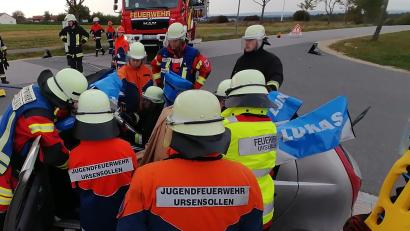 Bild: Josef Graml / FF Ursensollen
Beim Ausbildungstag übten die jungen Feuerwehrleute auch die Rettung einer in einem Unfallauto eingeklemmten Person.