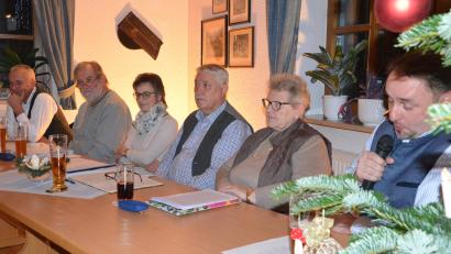 Bild: Kunz
Die sechs Mundart-Autorinnen und -Autoren tragen ihre selbst verfassten Gedichten und Geschichten in der "Almhütte" vor.