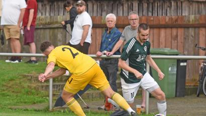 Archivbild: Gebert
Der SV Mitterteich gewann am Samstag bei der SpVgg Bayreuth II mit 3:2. Marco Kießling (rechts, Szene aus dem Hinspiel) verwandelte einen Handelfmeter zum zwischenzeitlichen 2:1 für die Stiftländer.