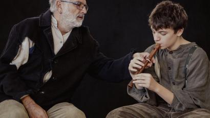 Bild: Daniel Werner/exb
Nur ein alter Mann (Reinhard Kausler) nimmt sich des behinderten Jungen (Luis Meier) an und pflegt einen menschlichen Umgang.