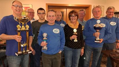 Bild: ge
Die Clubmeister des OVC, hinten von links Andreas Koller, Martin Lindner, Willi Kerscher, Hans Rahm, Manfred Lindner, vorne von links Stefan Ferstl, Uwe Heckel, Gabi Langhans und Walter Langhans (OVC-Vorsitzender).