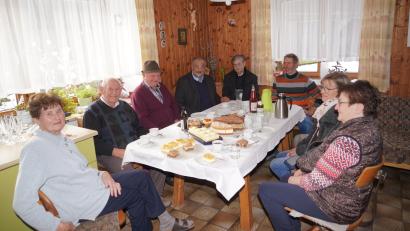 Bild: fvo
Am großen Küchentisch am Hanssimmer-Hof in Spielberg sitzen die Gratulanten, um Georg Meckl (Zweiter von links) zum 90. Geburtstag alles Gute zu wünschen.
