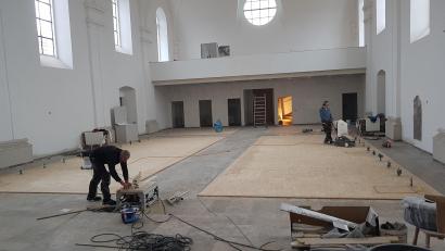 Bild: gi
Derzeit verlegen Arbeiter in der Pfarrkirche den Parkettboden.