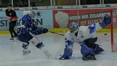 Bild: Elke Englmaier
Die Blue Devils besiegten am Sonntag den SC Riessersee mit 7:1. Hier schießt Tomas Rubes (links) in Unterzahl zum zwischenzeitlichen 3:0 ein.