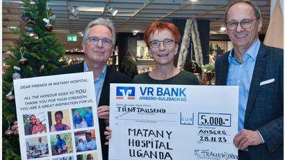 Bild: Stephan Huber
5000 Euro spendet die Firma Frauendorfer in Amberg an das Matany Hospital in Uganda. Von links: Dr. Michael Köllinger, Margareta Köllinger und Markus Frauendorfer.