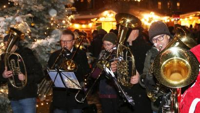 Bild: Landgraf/exb
Der Evangelische Posauenchor spielt beim Adventsmarkt der Flosser Frauenunion weihnachtliche Weisen.
