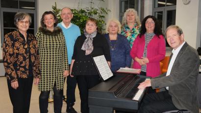 Bild: Hirsch
Die "Sonntagsdichter" gestaltet mit Ingeborg Baier, Helga Kuttner, Fritz Buchfink, Christine Voigt, Hildegard Heller, Lorna Simone Baier, Lisa Neumeier und Hans Lehminger (von links) die Adventslesung in Wackersdorf.