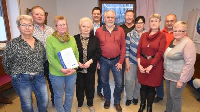Bild: no
Die Mitglieder der neugewählten Vorstandschaft mit der bestätigten Vorsitzenden Marianne Kellermann (Dritte von rechts), der Kreisvorsitzenden Marianne Kies-Baldasty (Vierte von links), dem Zweiten Bürgermeister Benjamin Hiltl (Fünfter von links) und dem Seniorenbeauftragten im Gemeinderat Werner Englhard (Zweiter von links)