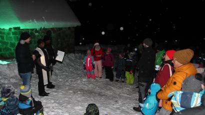 Bild: pi
Pfarrer John Subash Vincent (Zweiter von links) und Pfarrvikar Amaidhi Arasu Kulandaisamy (rechts daneben) stimmen in einer Andacht auf den Besuch des heiligen Nikolaus ein.